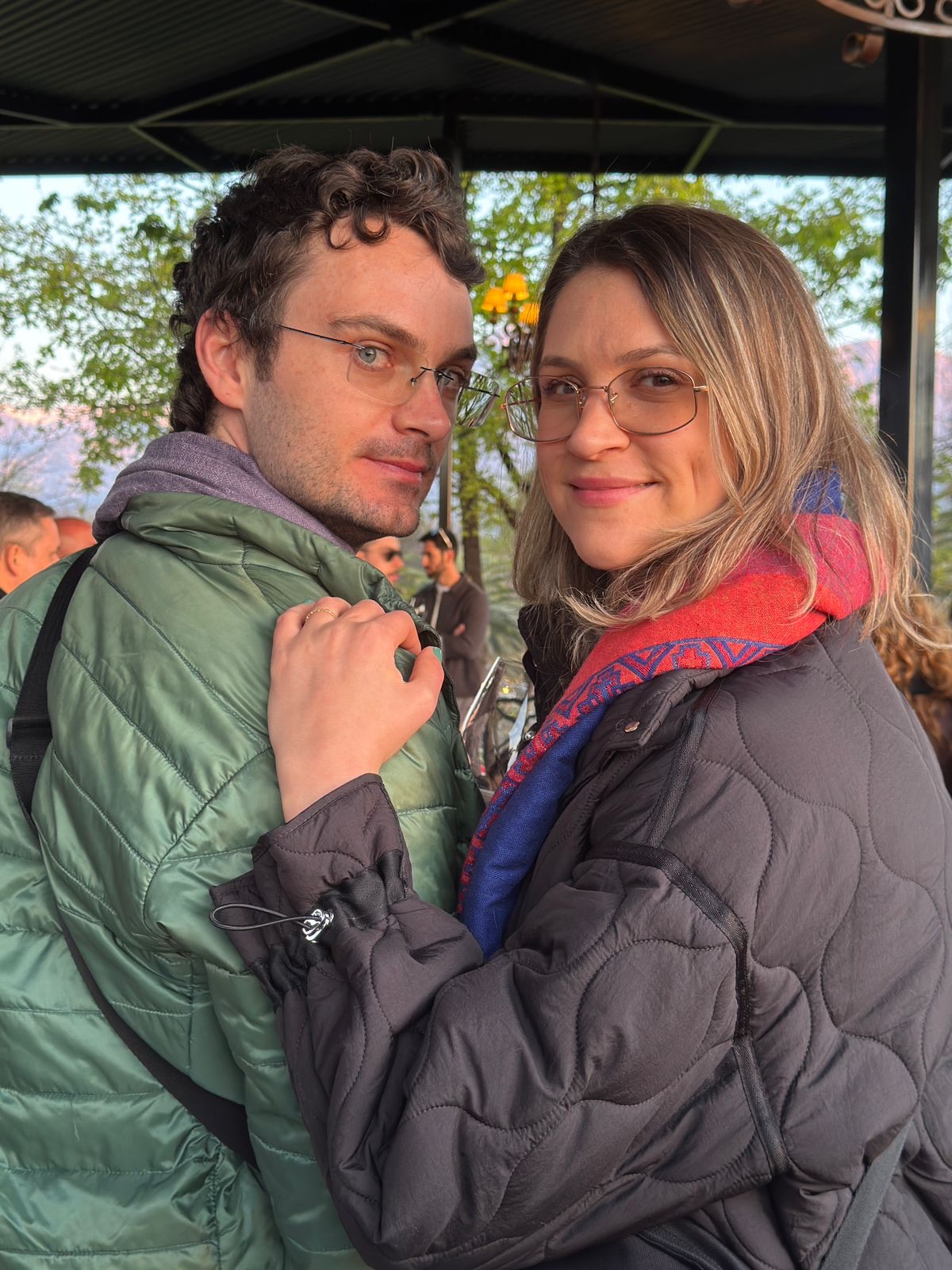 Casal se olhando em um café